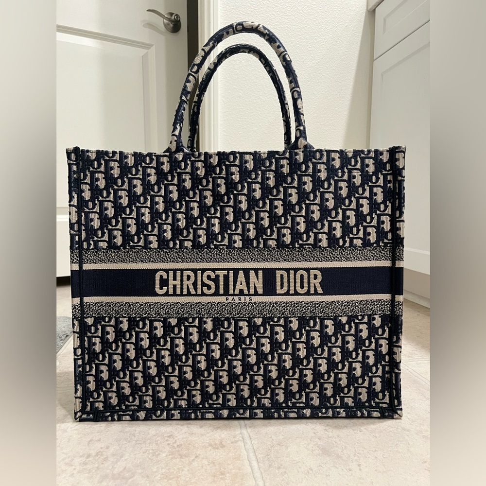 LARGE DIOR BOOK TOTE
Blue Dior Oblique Embroidery
